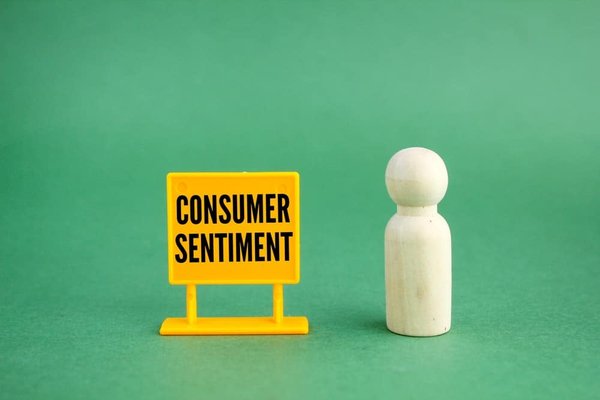 Comment l'analyse des sentiments sur les réseaux sociaux peut-elle orienter la stratégie produit d'une entreprise technologique?